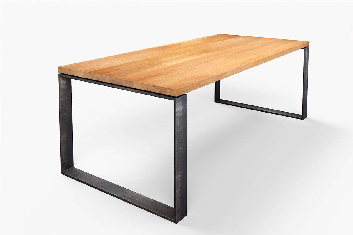Eichenholztisch mit Metallkufen Modell Horik