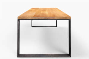 Moderner Kufentisch Horik mit sichtbarer Schattenfuge