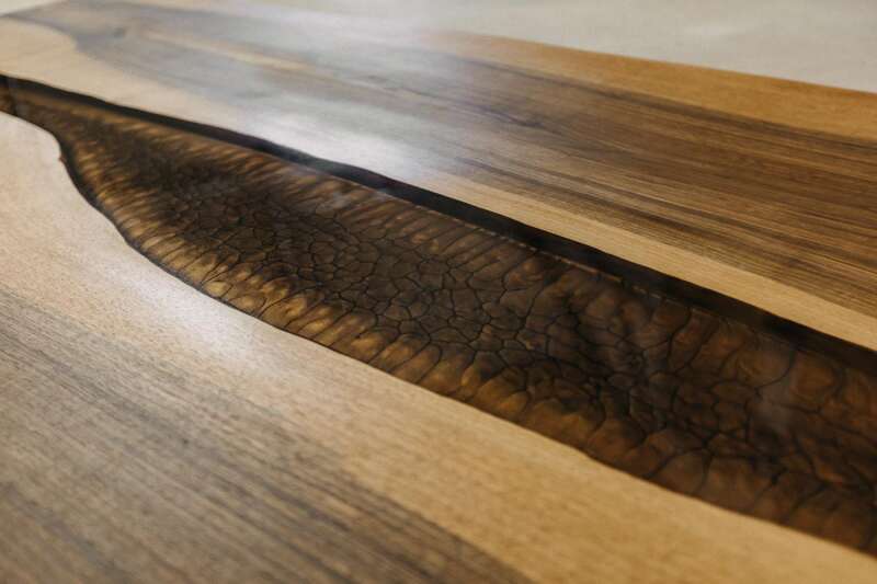 Gespiegelte Nussbaum Tischplatte mit Epoxyf&uuml;llung aus Amerika 200cm - Ansicht 1