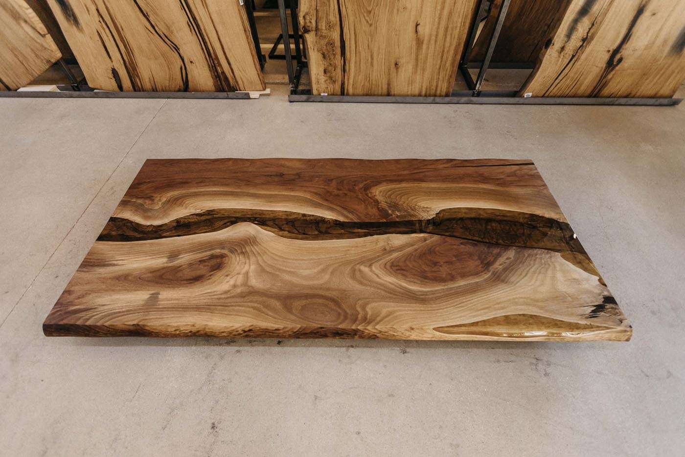 Nussbaum Epoxy Tischplatte mit Baumkanten 220 x 100 x 5 cm